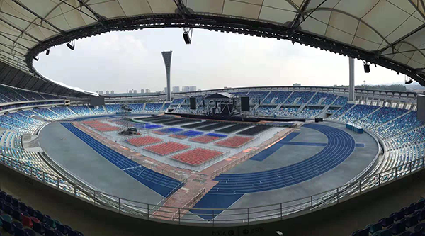 体育馆这类大型声场的扩声系统技术上有什么要求？